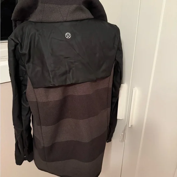 lululemon athletica Women's Black and Gray Puffer Jacket - Picture 2 of 3